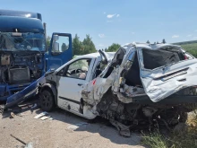 Товарен автомобил отнесе 86-годишна жена от Дупница