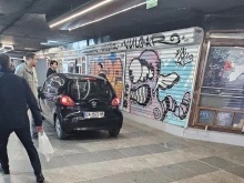 Автомобил се спусна в подлеза на Орлов мост