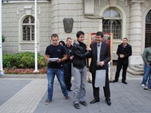 Георги Титюков връчи първа награда на победителя във фотоконкурса "Мисия студент“
