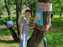 По повод Деня на Земята: В Русе "обличат" с плетива и рисунки дърветата в Парка на Възрожденците