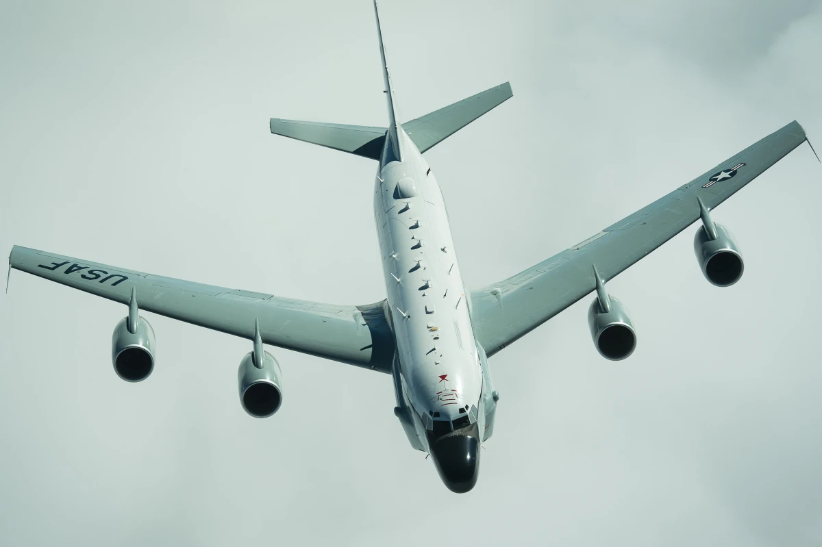 Британски разузнавателен самолет Boeing RC 135W Rivet Joint лети над Черно