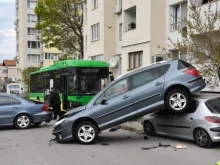 Дрогиран шофьор на градския транспорт в Хасково потроши 5 автомобила