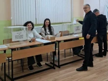 В Баните Андрей Кадишев гласува за нормалността