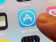 Google и Apple в центъра на скандал: Пуснаха приложения, които "събличат" хора