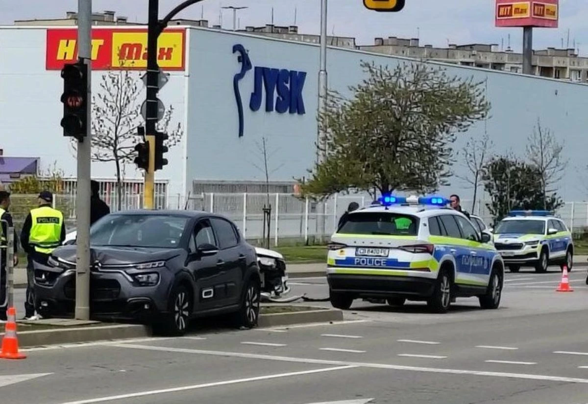 Тежка катастрофа между два леки автомобила е станала на столичния