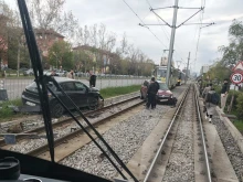 Две коли изхвърчаха върху релсите при трамвайна спирка "Хиподрума" в София