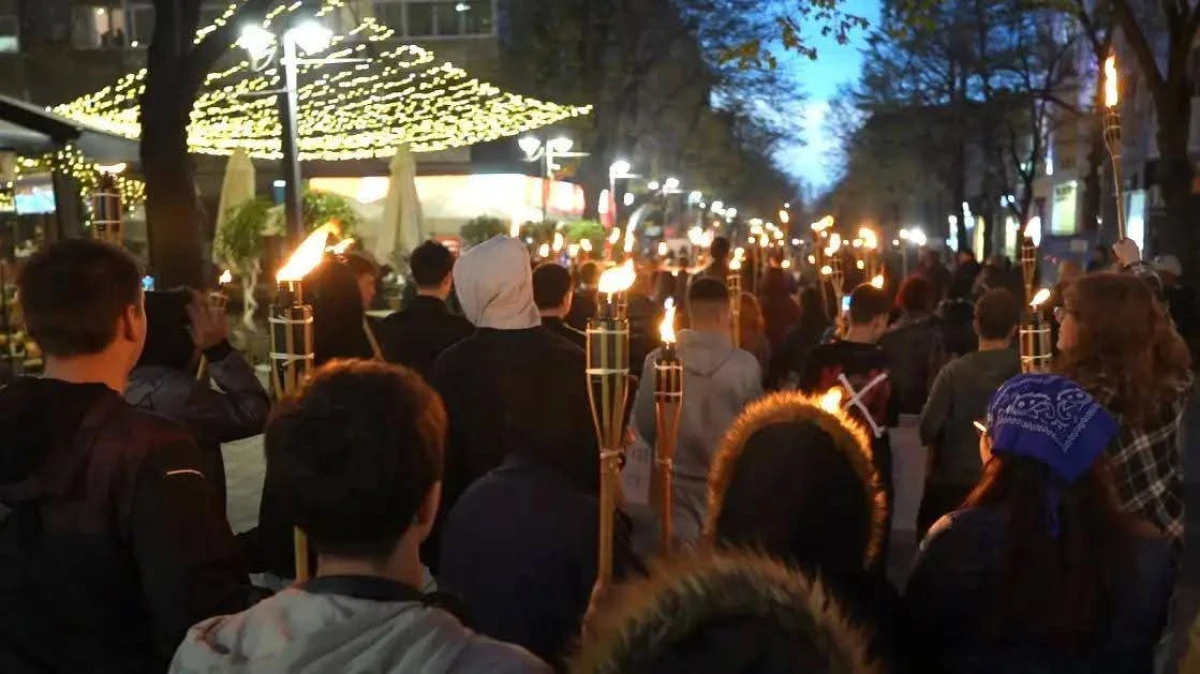 С мащабно ученическо факелно шествие в Бургас бе почетена 150 ата