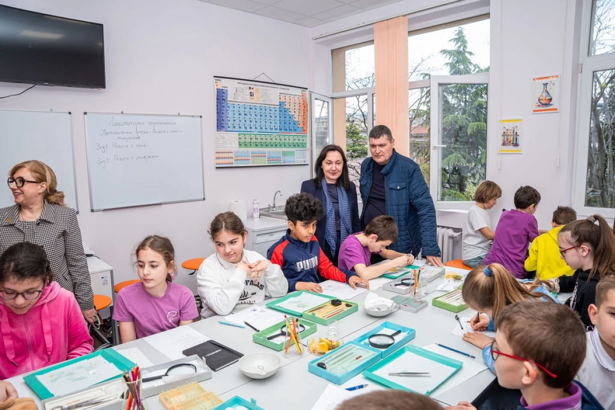 С тържествена програма в VI основно училище Св Никола в