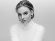 Днес става само на 24, но зрителите вече я разпознават с лекота