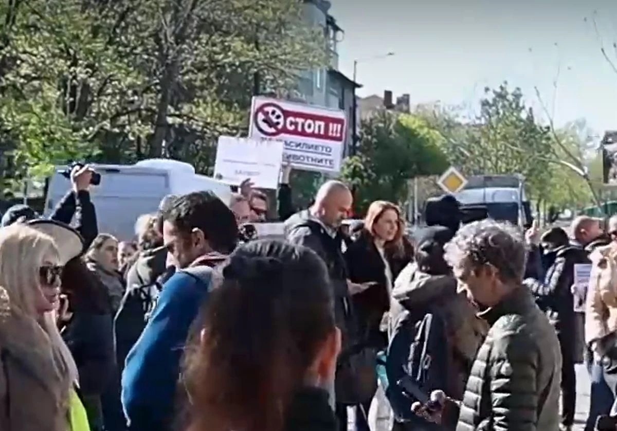Граждани се събраха на протест пред Софийския градски съд настоявайки