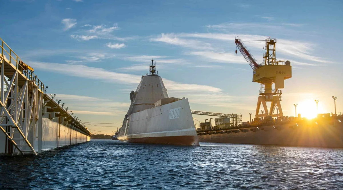 Пожар избухна на американския разрушител USS Zumwalt  в корабостроителница в Мисисипи ранявайки