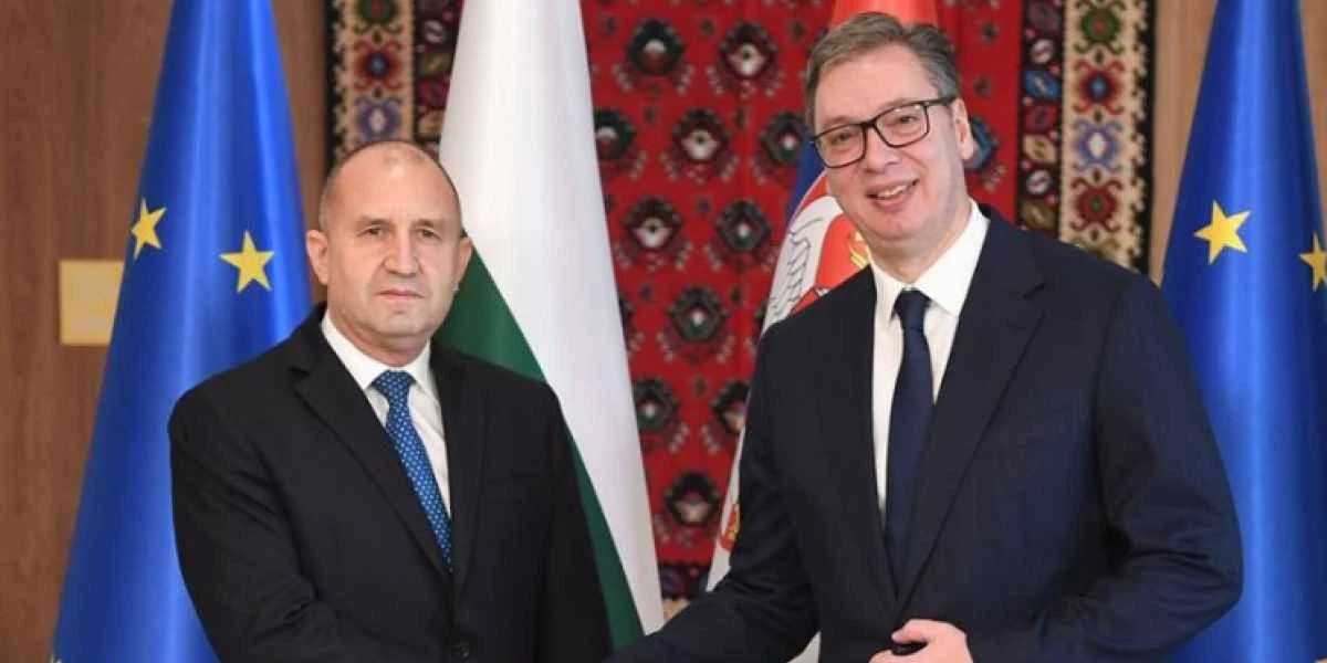 Бъдещият премиер на България Румен Радев редовно забива нож в