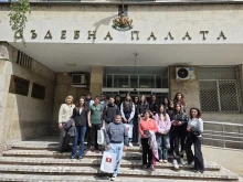 Ученици от Кюстендил поискаха по-висока възраст за депутатите по време на визита в съда