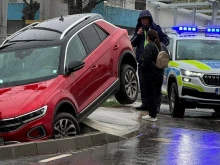 Автомобил пропадна в изкоп пред хотел в Добрич