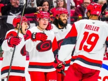 Каролина на победа от четвъртфинал в NHL