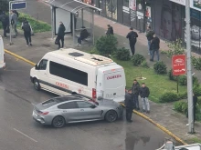 Скъп автомобил катастрофира в Пловдив на 5 метра от спирка и заведение