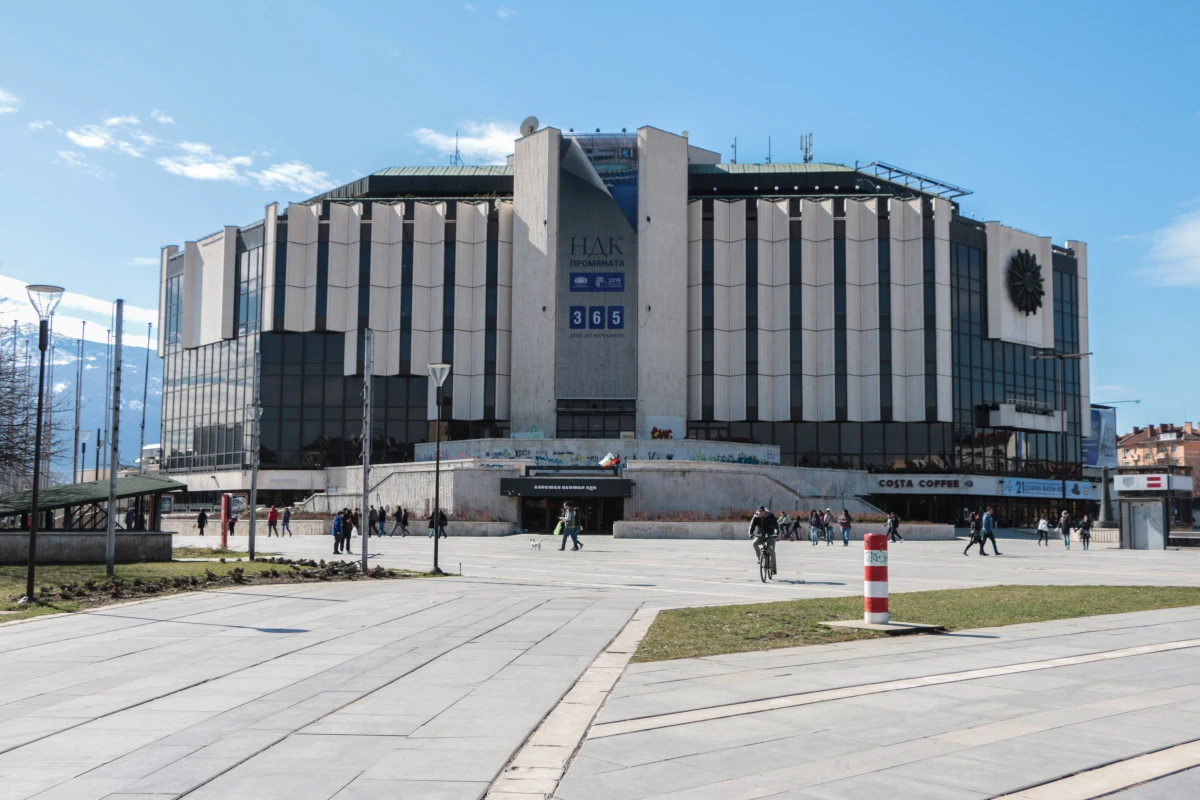 Дете е паднало от парапет в района на Националния дворец
