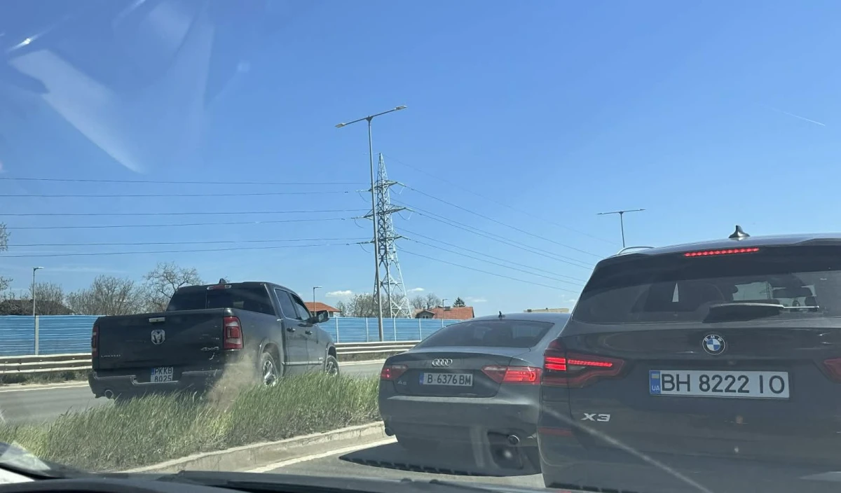 Огромно задръстване се е образувало на ул Самоковско шосе в
