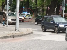 Патрулка догони нарушител, който мина на червено точно пред нея