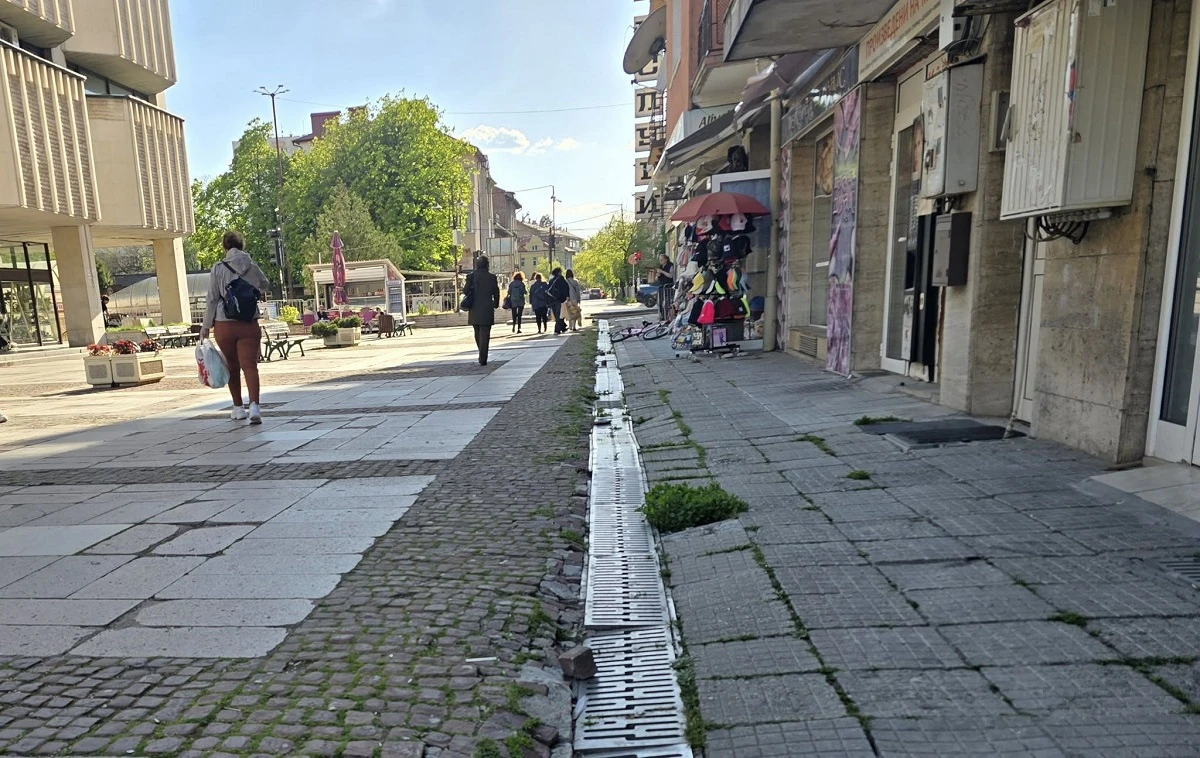 Община Дупница стартира подмяна на линейния отводнител в централната градска
