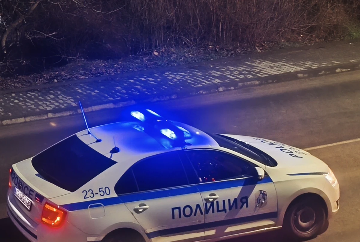 Четирима души са задържани за кражби на пари и карти