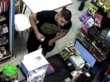 Денонощен магазин: Този тип скри кен на Starbucks в гащите си и си тръгна