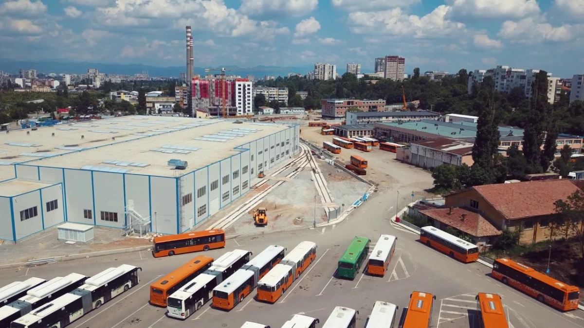 Служител на автотранспорта се е барикадирал в гараж Земляне тази
