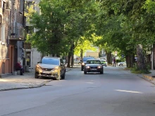 Манол Пейков паркира на аварийки на тротоар в Пловдив