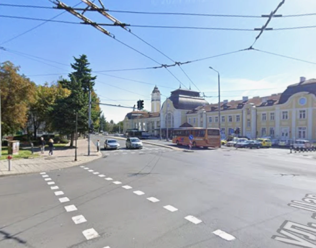 Ремонтът пред гарата в Бургас продължава Преасфалтирането пред площад Царица
