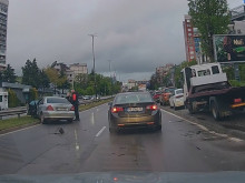 Катастрофа затруднява движението по столичен булевард, на място има линейка