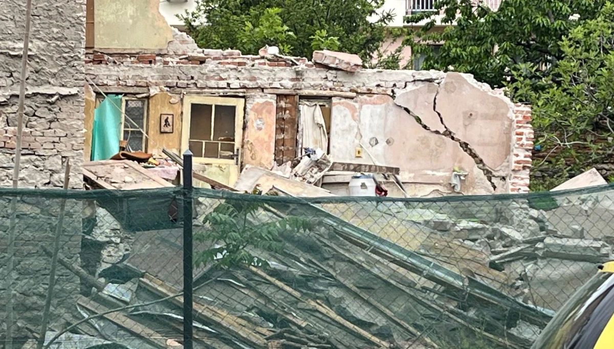  Къща рухна в центъра на Пловдив, стара жена е била вътре 