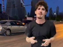Мрежата го грабна: Младеж танцува в TikTok на метри от катастрофа в София