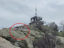 Продължават опасните игри: Деца вървят по отвесните скали на Данов хълм в Пловдив