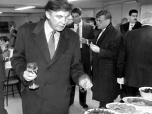 Какво прави Тръмп в Москва: Провален бизнес и "пикантни" снимки от 1996 година