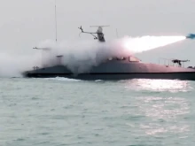 Иран удари с ракети американски военен кораб в близост до Ормузкия проток