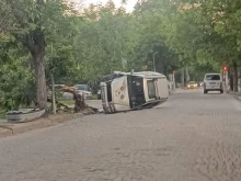 Джип се вряза в дърво на павирана улица в Пловдив