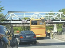 Автобус, пълен с ученици, се заклещи под мост в Пловдив