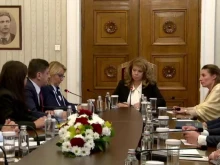 "Ще държим да има нормален диалог между партиите": Йотова посрещна ДПС на консултации