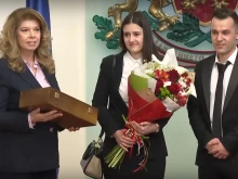 Гвардеец-доброволец поиска ръката на любимата си пред президента Йотова