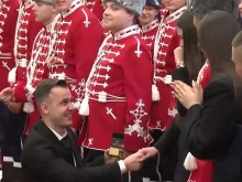 Любов в Гербовата зала: Предложение за брак и годеж пред президента на празника на храбростта