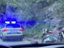 Тежък сблъсък с моторист, полицията ограничи движението към Нареченски бани