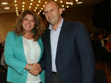 Илияна Йотова връчва папката за мандата на Румен Радев