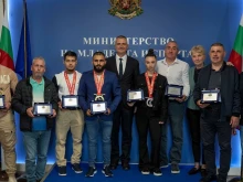 Министър Илиев награди медалистите от Европейското първенство по вдигане на тежести
