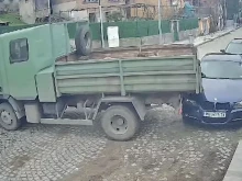 Общински служители смачкаха кола в Пловдив и избягаха