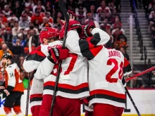 Каролина продължава да мачка в NHL