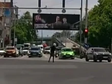 Необичайна гледка на натоварено кръстовище в Пловдив: Моторист се превърна в регулировчик