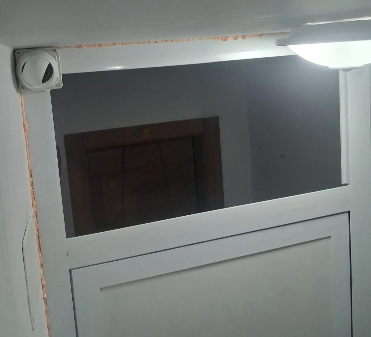 Пловдивчани заложници на съседка заради незаконна врата на етажа