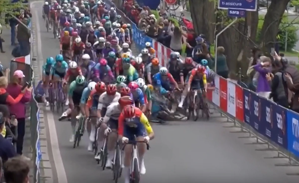 Масово падане беляза първия етап на Giro d’Italia в Бургас