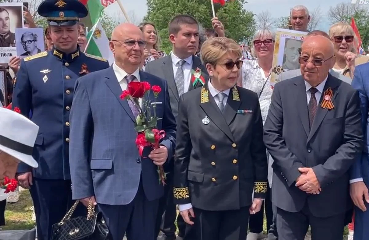 Елеонора Митрофанова държи реч при паметника на Альоша днес в Пловдив