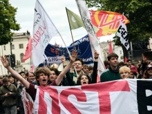 ''Образование вместо бомби'': Десетки хиляди младежи в Германия протестират срещу връщането на задължителната военна служба
